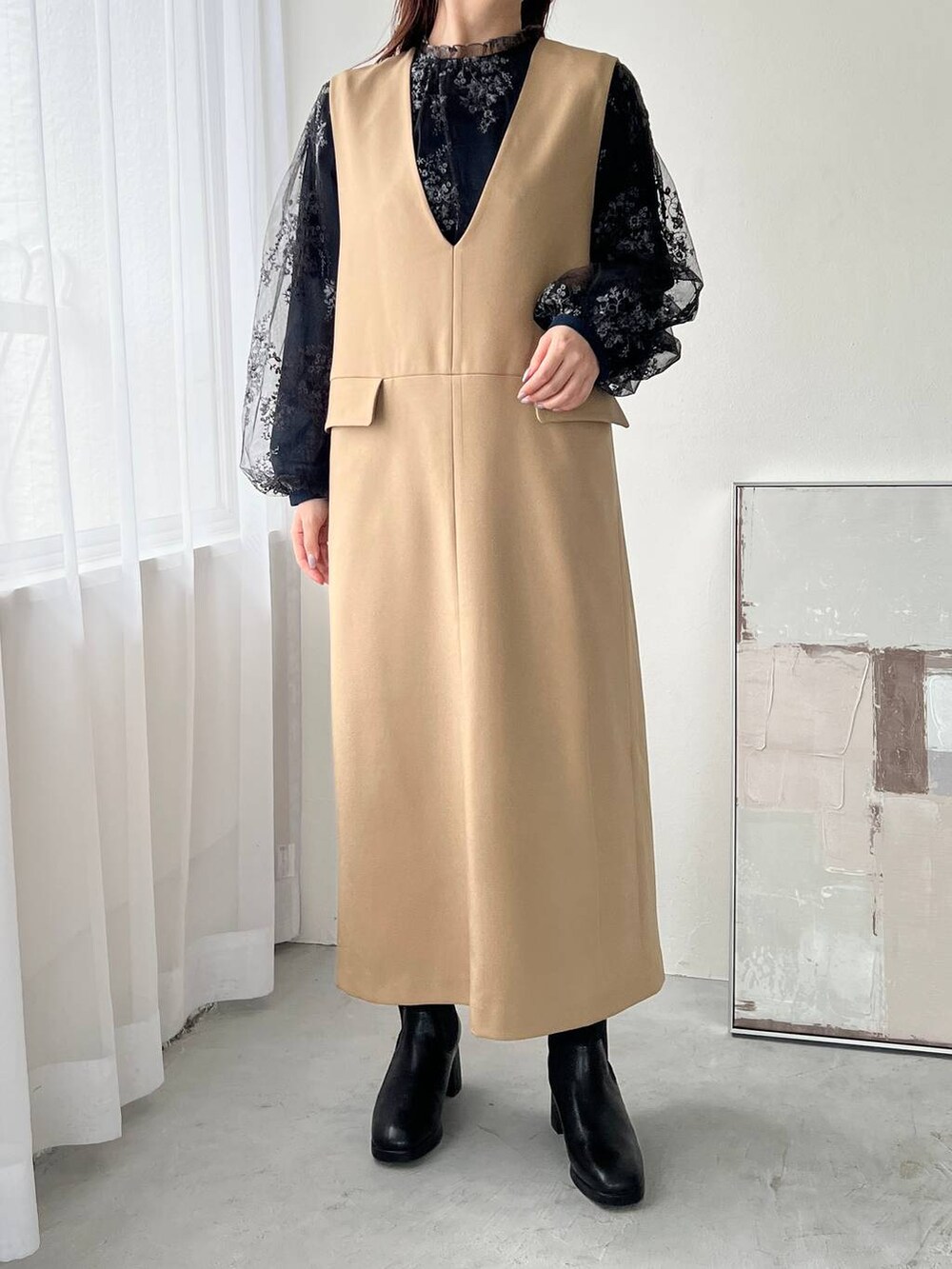 ブラック系のショルダーバッグ、ブラック系のシャツ/ブラウス、ブラック系のブーツを着用したレディースの秋コーディネートの3枚目の写真