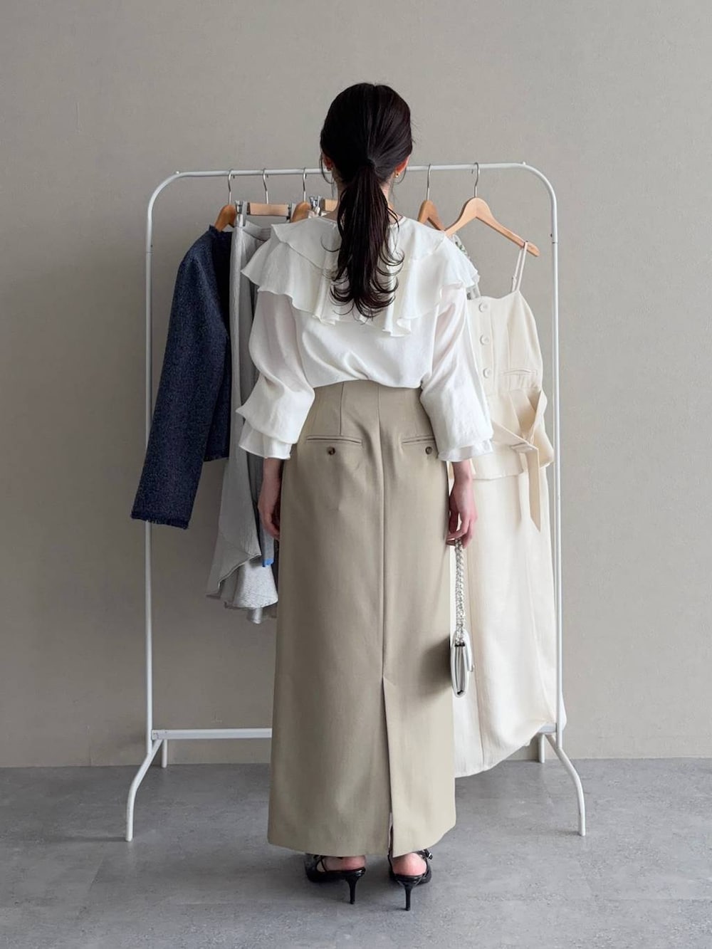 ベージュ系のテーラードジャケット、ベージュ系のスカート、ホワイト系のシャツ/ブラウスを着用したレディースの春コーディネートの4枚目の写真