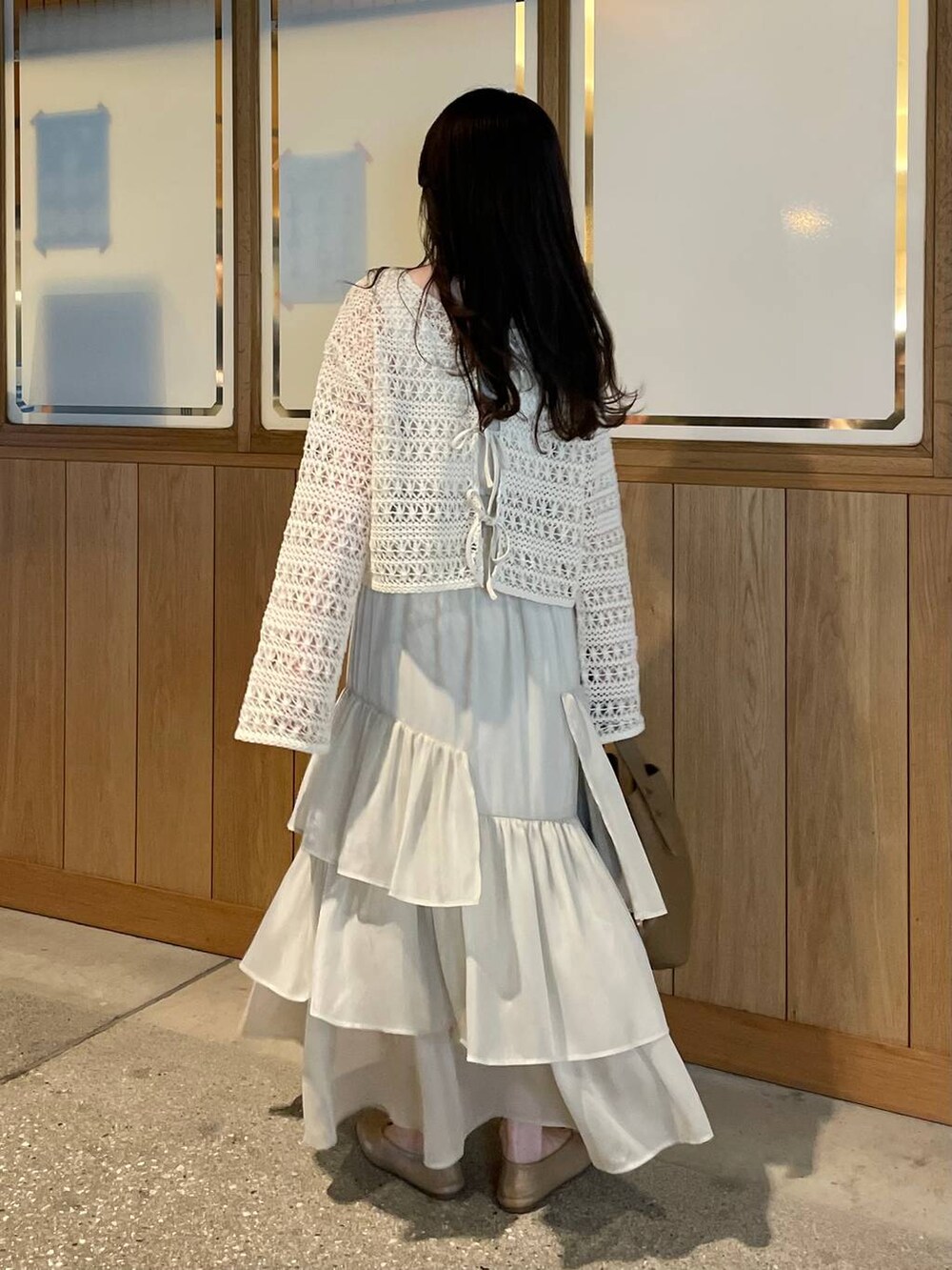 ホワイト系のスカート、ホワイト系のカーディガン/ボレロ、ホワイト系のタンクトップを着用したレディースの春コーディネートの2枚目の写真