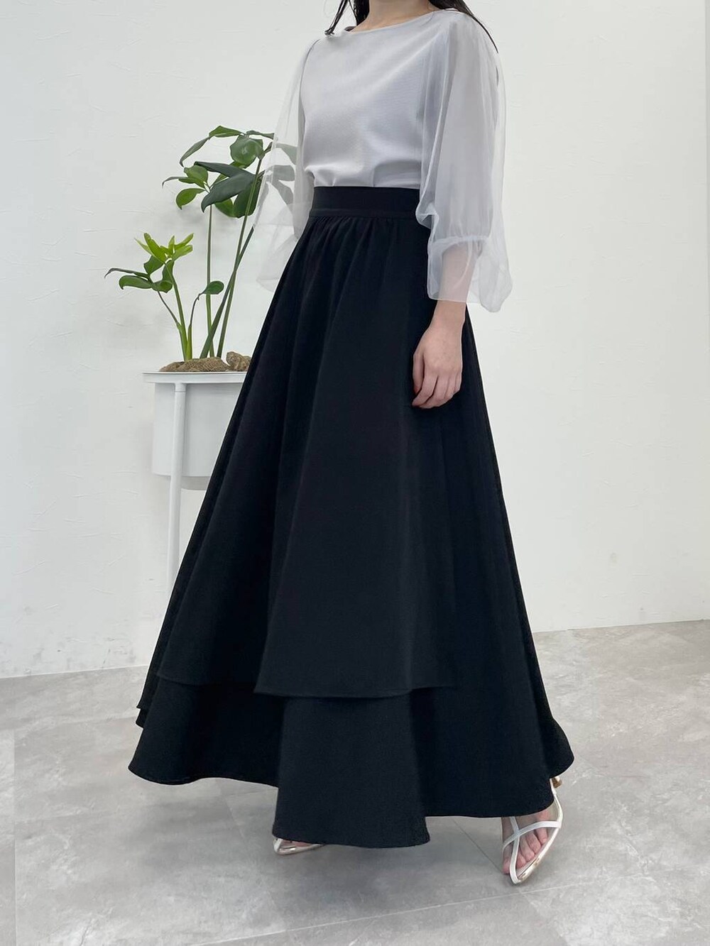 ブラック系のショルダーバッグ、ホワイト系のサンダル、ブルー系のTシャツ/カットソーを着用したレディースの夏コーディネートの4枚目の写真