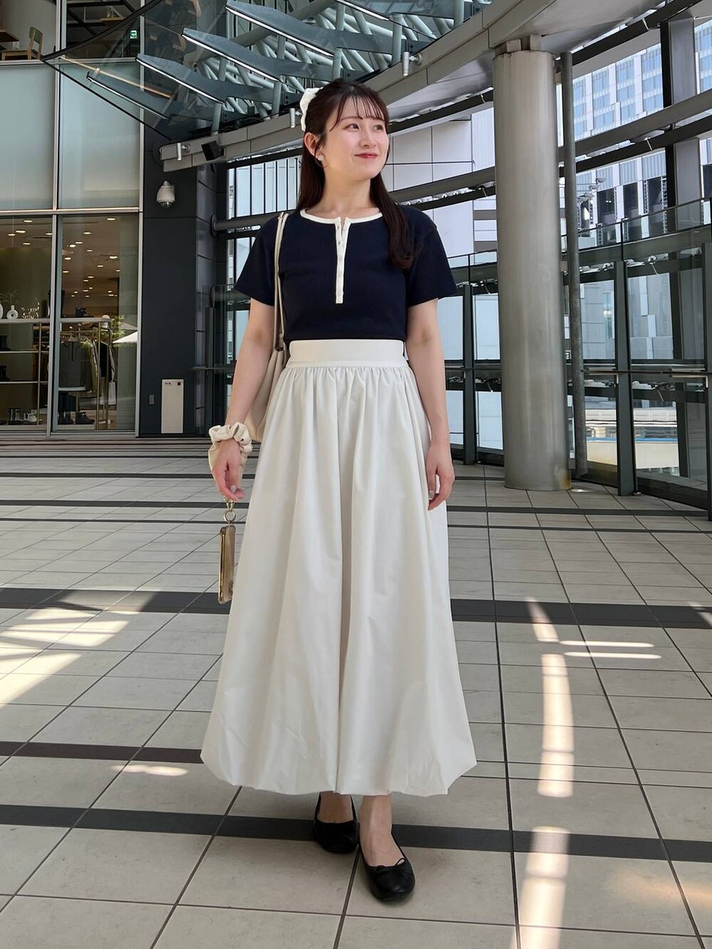 ブルー系のTシャツ/カットソーを着用したレディースの春コーディネートの3枚目の写真