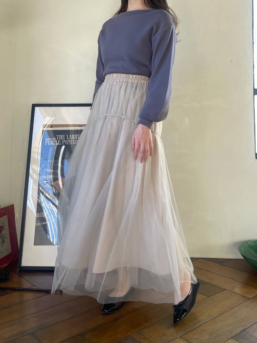 ブラック系のバレエシューズ、グレー系のニット/セーター、ホワイト系のスカートを着用したレディースの春コーディネートの4枚目の写真