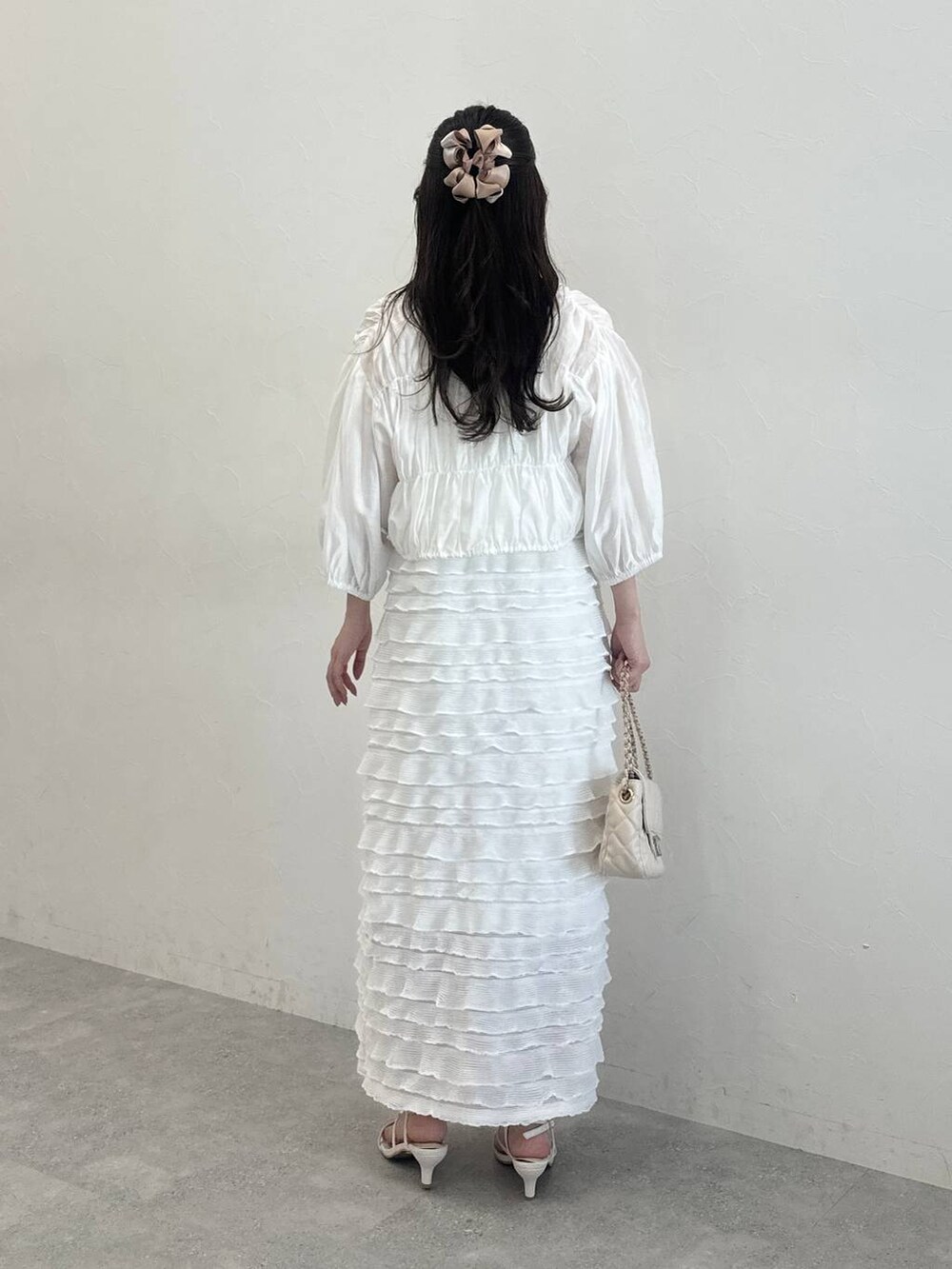 ホワイト系のブルゾン、ホワイト系のワンピース、ホワイト系のショルダーバッグを着用したレディースの夏コーディネートの2枚目の写真