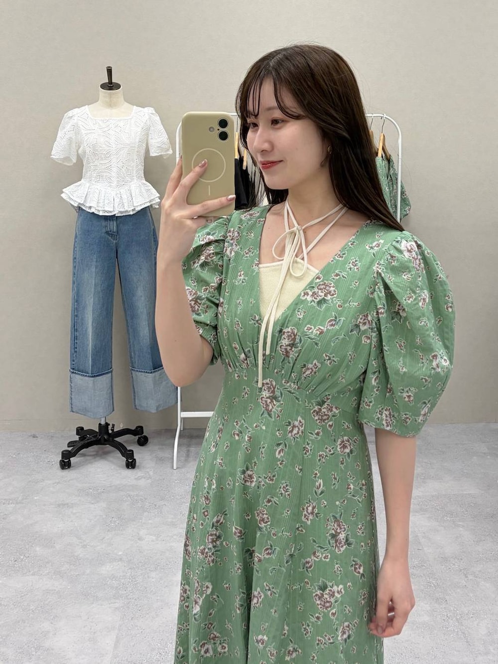 ブラウン系のサンダル、ホワイト系のキャミソール、グリーン系のワンピースを着用したレディースの春コーディネートの2枚目の写真