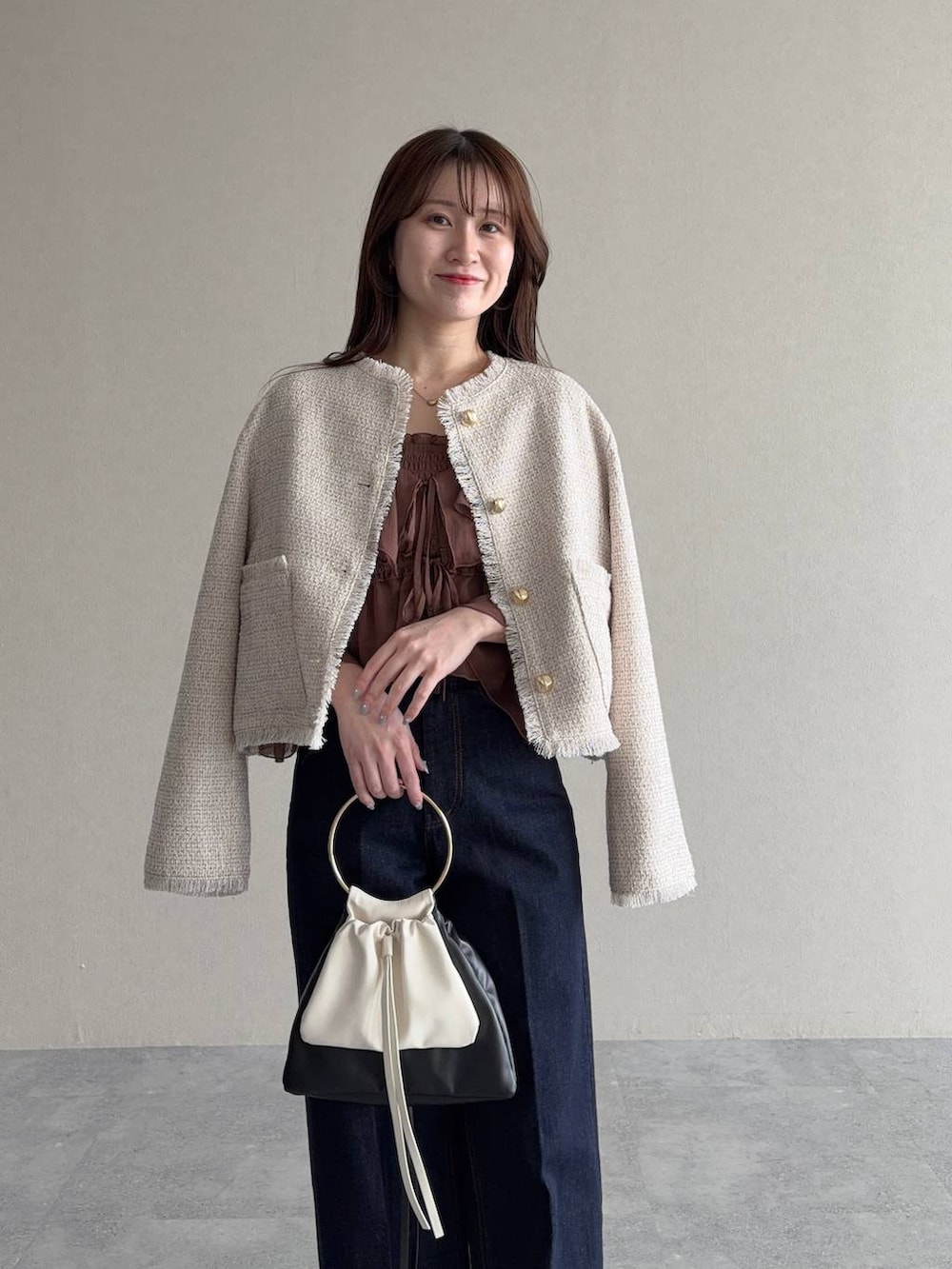 ブラック系のサンダル、ブラウン系のシャツ/ブラウス、ホワイト系のノーカラージャケットを着用したレディースの冬コーディネートの5枚目の写真