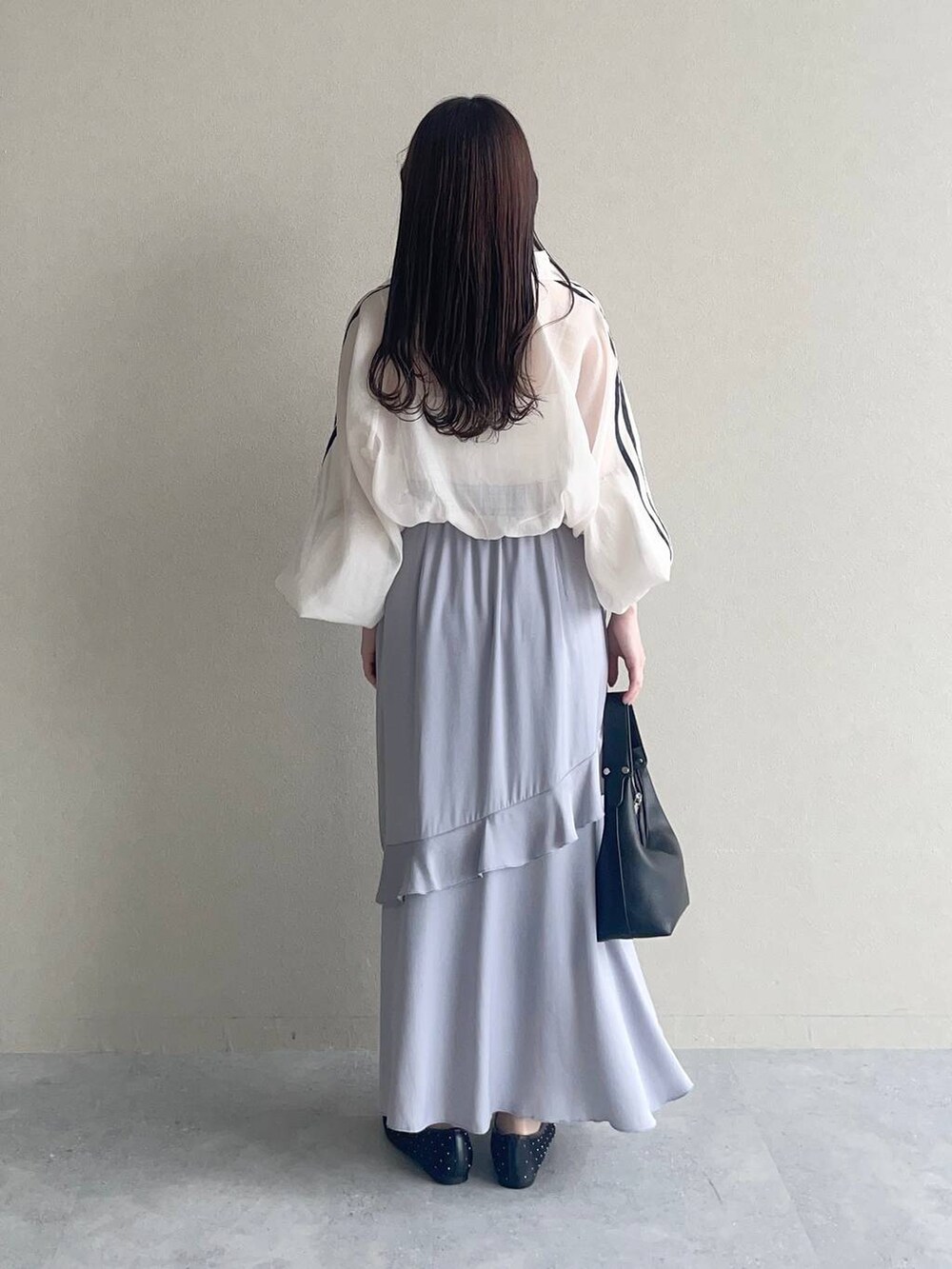 ブラック系のバレエシューズ、ベージュ系のブルゾン、ブラック系のショルダーバッグを着用したレディースの春コーディネートの2枚目の写真