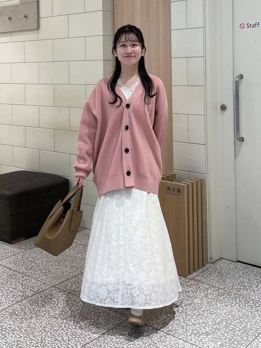 ホワイト系のタンクトップ、ベージュ系のパンプス、ホワイト系のワンピースを着用したレディースの春コーディネートの3枚目の写真