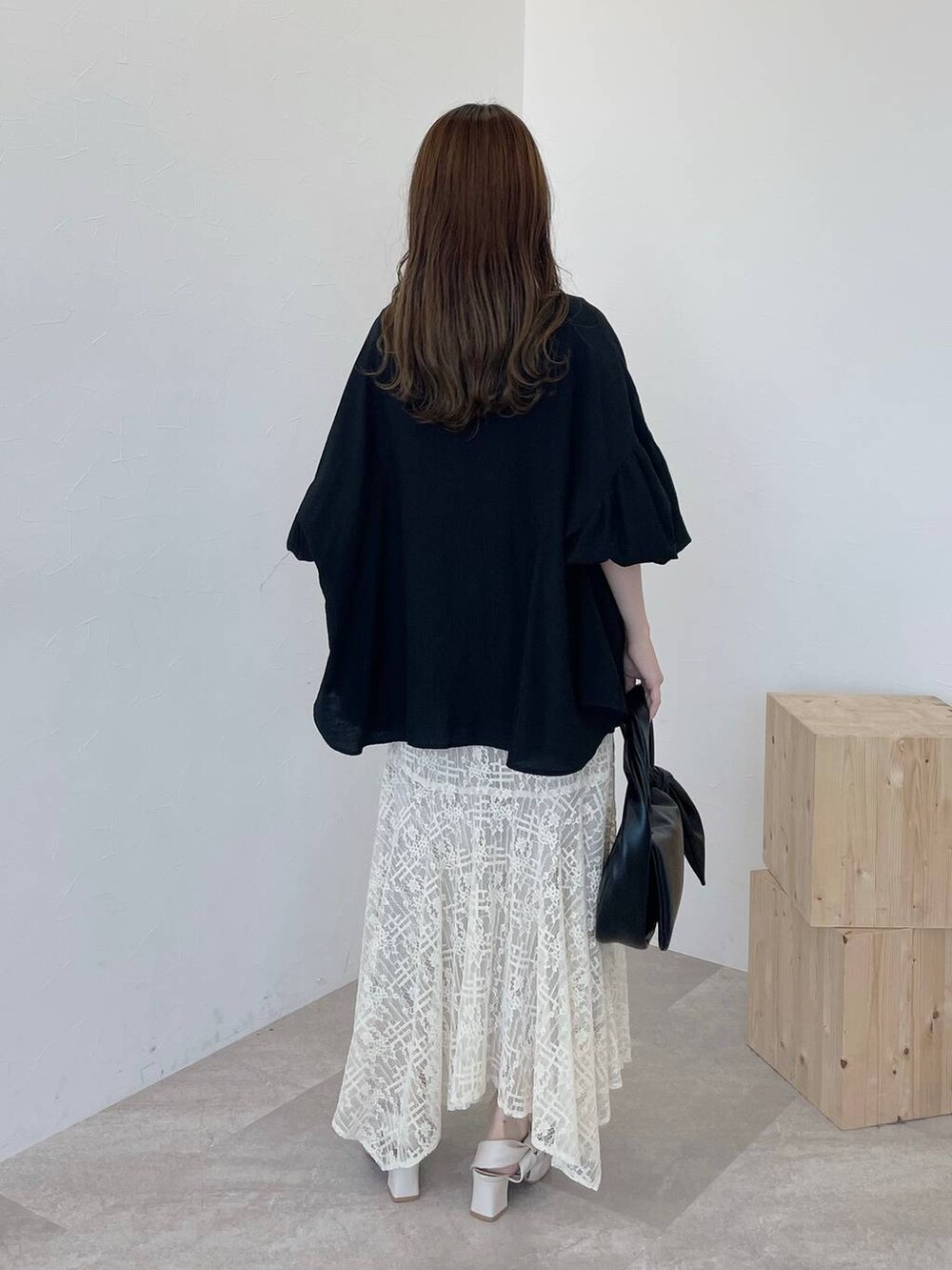 ホワイト系のタンクトップ、ブラック系のシャツ/ブラウス、ブラック系のハンドバッグを着用したレディースの秋コーディネートの2枚目の写真