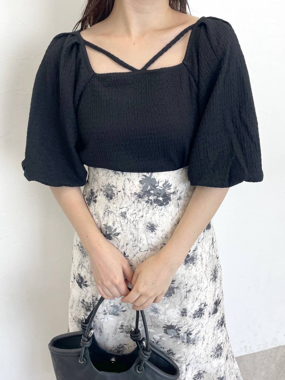 ブラック系のTシャツ/カットソー、グレー系のサンダル、ブラック系のハンドバッグを着用したレディースの夏コーディネートの3枚目の写真