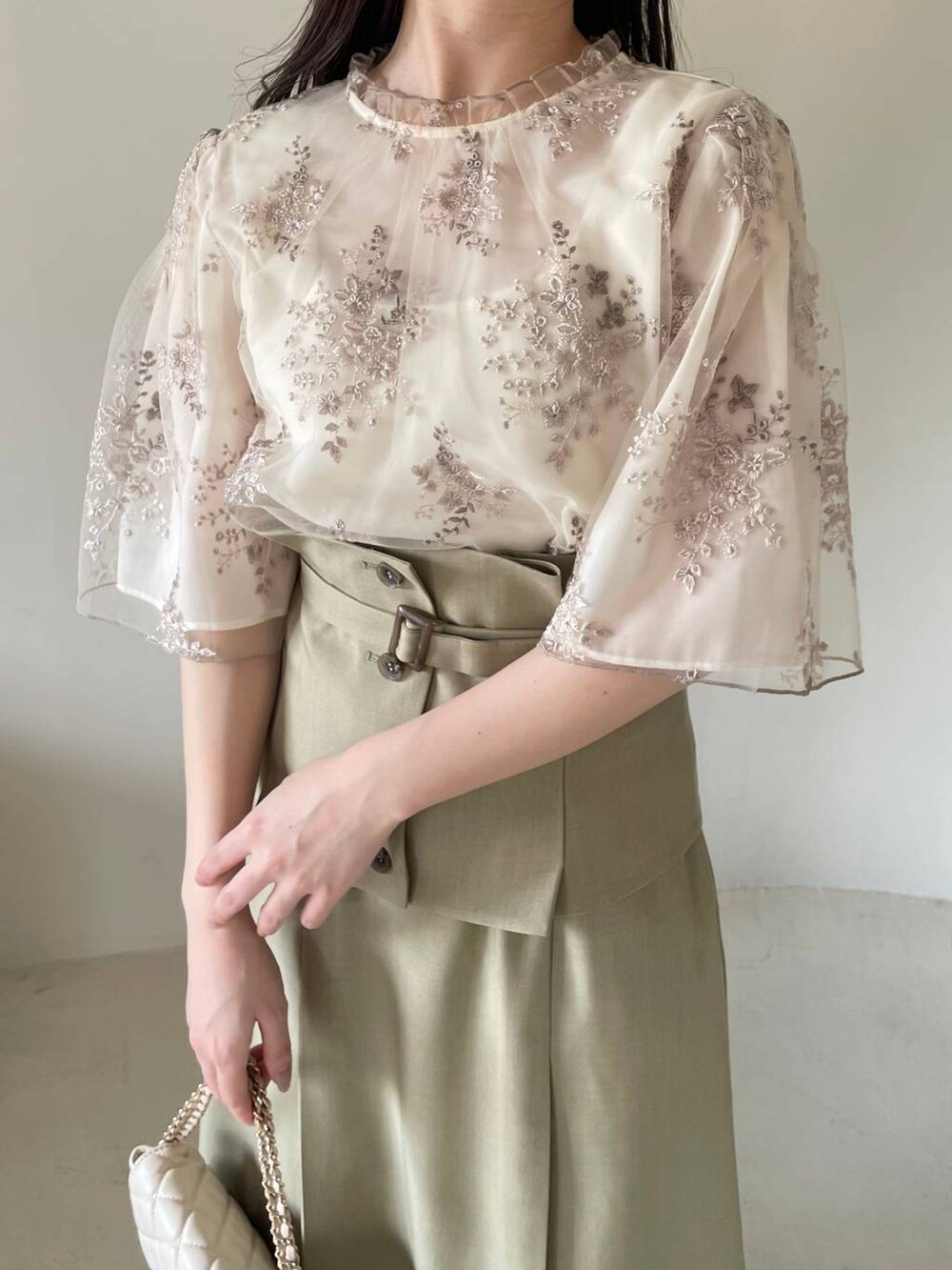 ホワイト系のシャツ/ブラウス、ホワイト系のショルダーバッグ、ベージュ系のパンプスを着用したレディースの春コーディネートの3枚目の写真