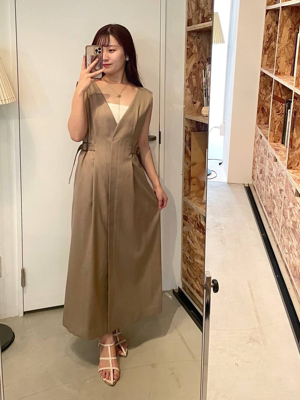 ホワイト系のサンダル、ベージュ系のジャンパースカートを着用したレディースの夏コーディネートの3枚目の写真