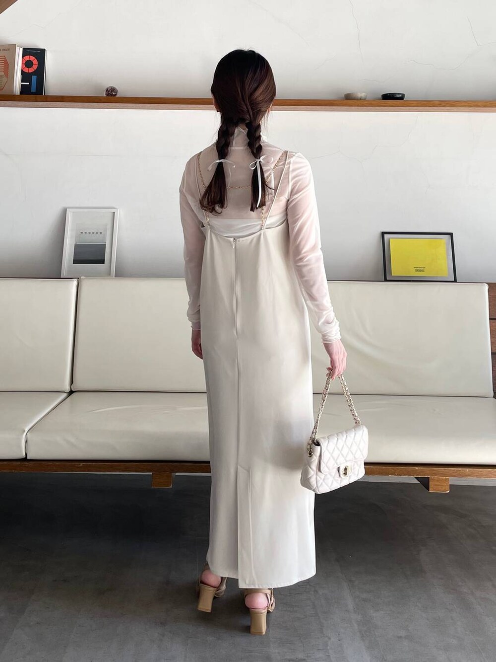 ホワイト系のドレス、ホワイト系のショルダーバッグ、ベージュ系のパンプスを着用したレディースの春コーディネートの2枚目の写真