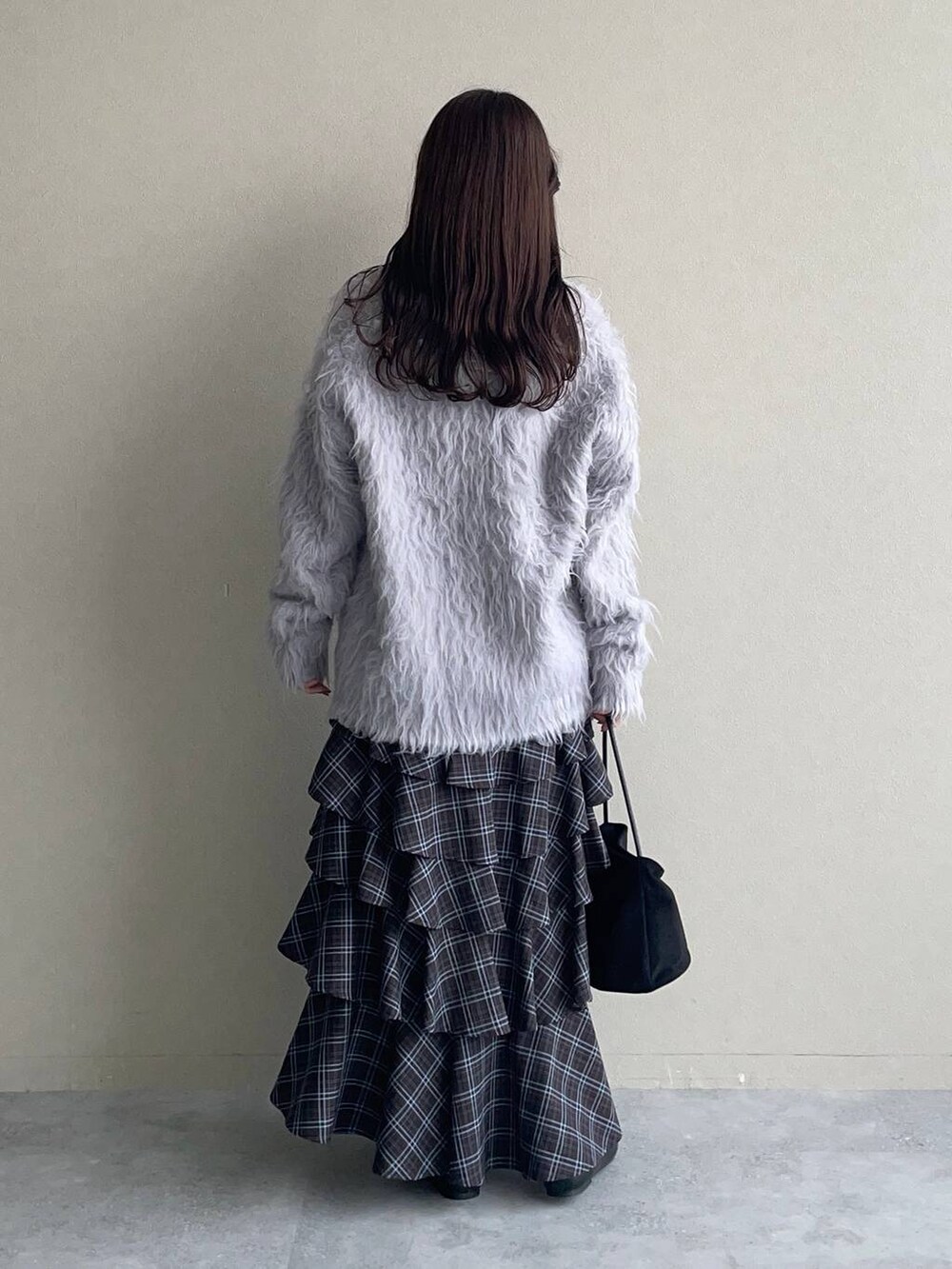 グレー系のカーディガン/ボレロ、ブラウン系のスカート、ブラック系のバレエシューズを着用したレディースの秋コーディネートの2枚目の写真