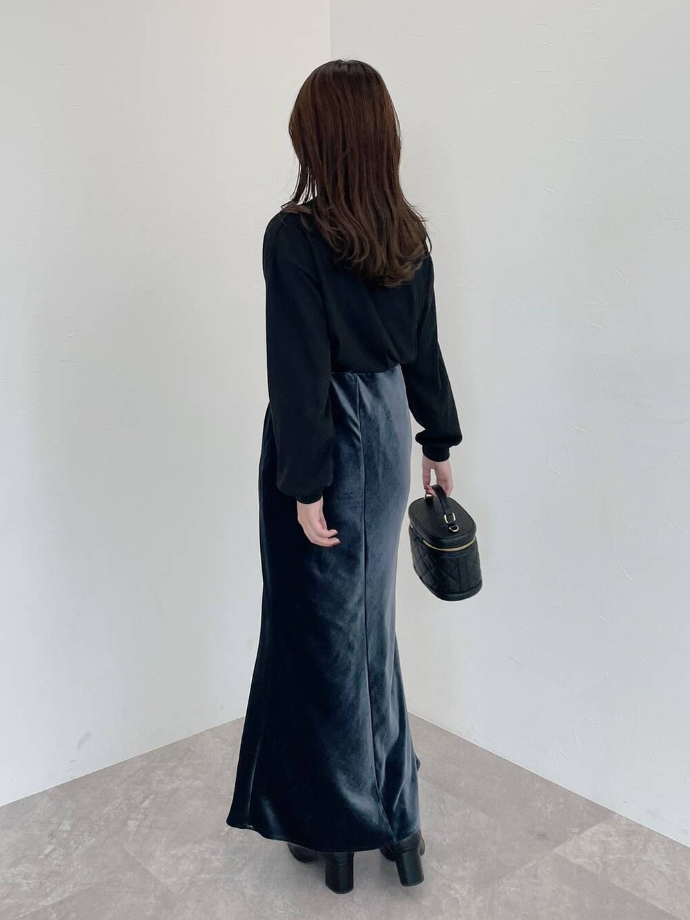 ブラック系のブーツ、ブラック系のショルダーバッグ、ベージュ系のカーディガン/ボレロを着用したレディースの秋コーディネートの5枚目の写真