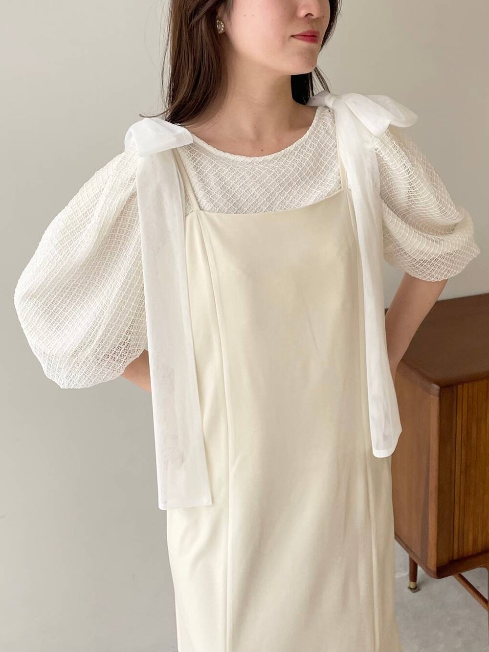 ベージュ系のサンダル、ホワイト系のシャツ/ブラウス、ホワイト系のワンピースを着用したレディースの夏コーディネートの3枚目の写真