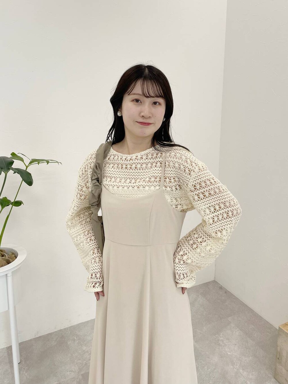 ホワイト系のワンピース、ホワイト系のカーディガン/ボレロ、ホワイト系のサンダルを着用したレディースの春コーディネートの4枚目の写真