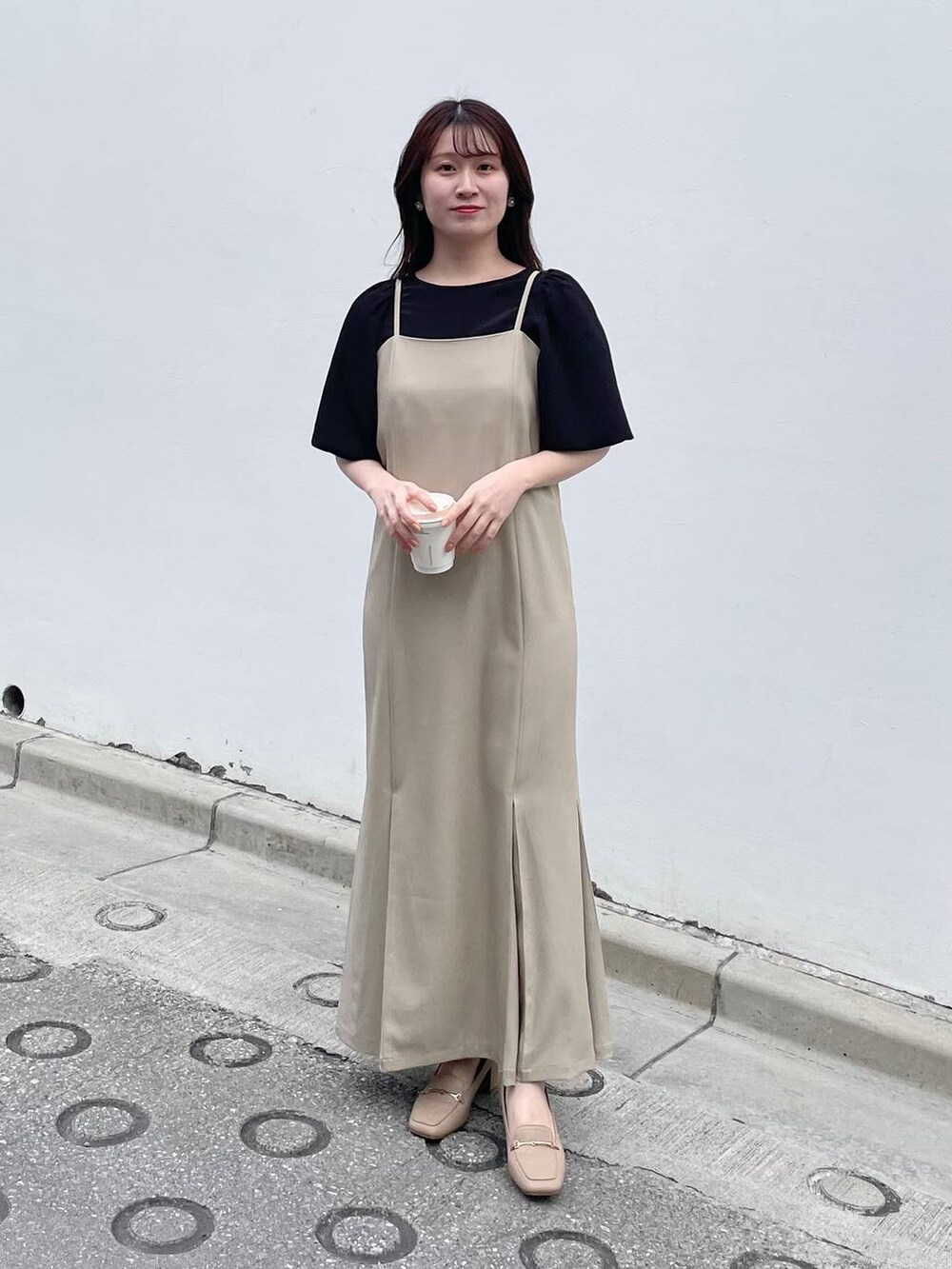 ブラック系のシャツ/ブラウス、ベージュ系のワンピースを着用したレディースの春コーディネートの2枚目の写真