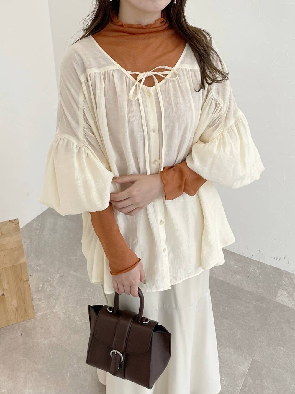 ブラウン系のハンドバッグ、ホワイト系のシャツ/ブラウス、ホワイト系のスカートを着用したレディースの夏コーディネートの4枚目の写真