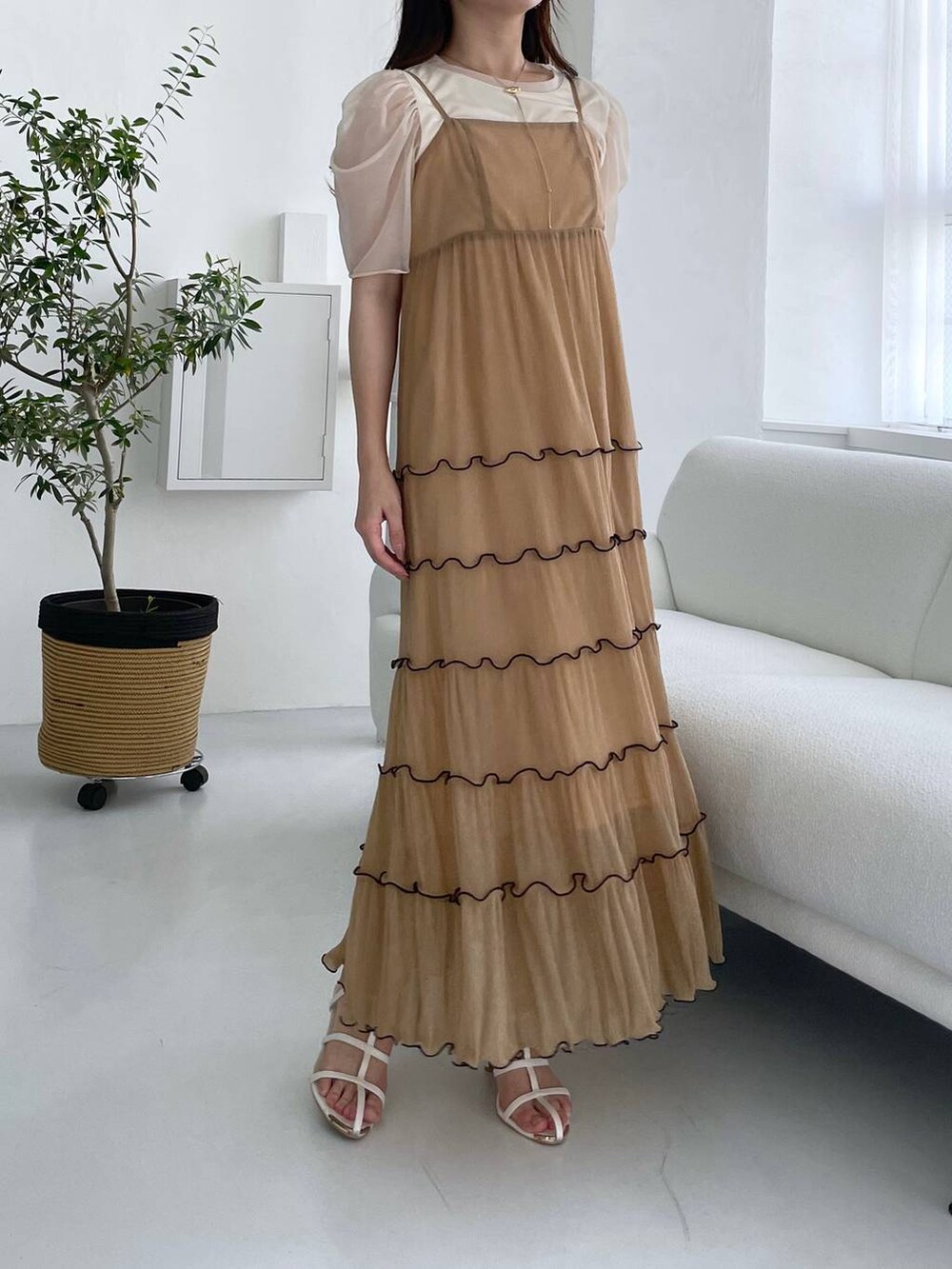 ブラウン系のショルダーバッグ、ホワイト系のTシャツ/カットソー、ブラウン系のワンピースを着用したレディースの夏コーディネートの3枚目の写真