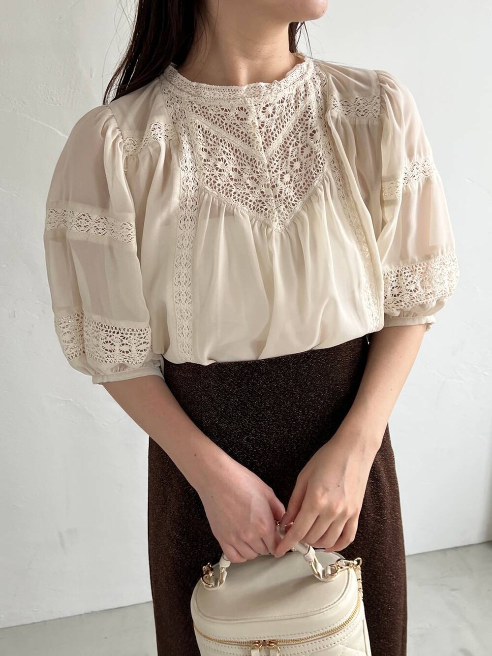 ホワイト系のシャツ/ブラウス、ブラウン系のスカート、ホワイト系のショルダーバッグを着用したレディースの夏コーディネートの3枚目の写真