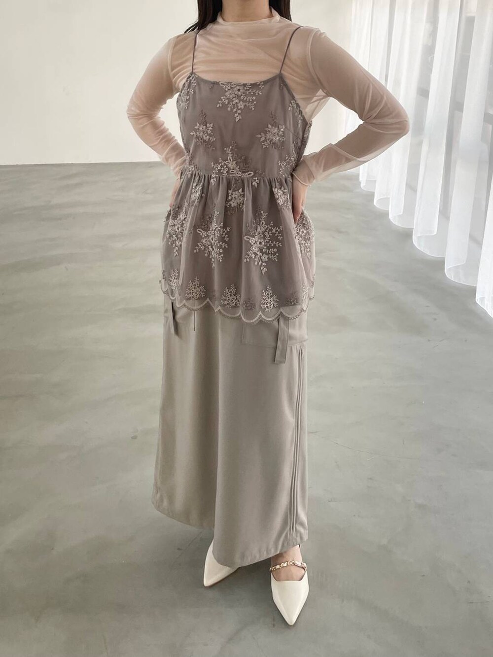 ベージュ系のスカート、ホワイト系のパンプス、ホワイト系のTシャツ/カットソーを着用したレディースの春コーディネートの3枚目の写真