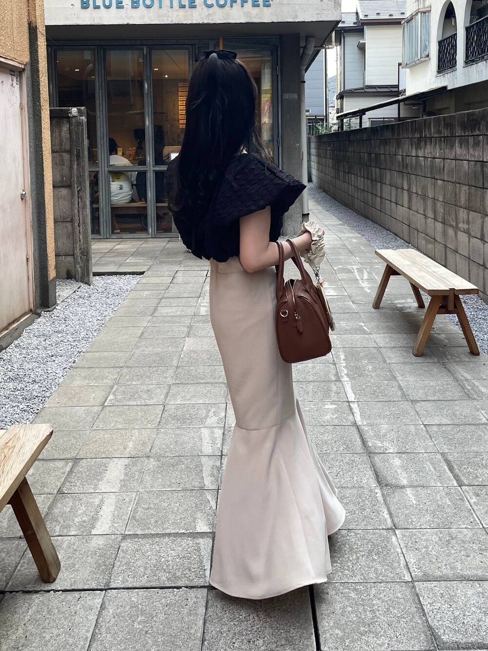 ブラウン系のショルダーバッグ、ブラック系のシャツ/ブラウス、ベージュ系のキーホルダーを着用したレディースの秋コーディネートの2枚目の写真