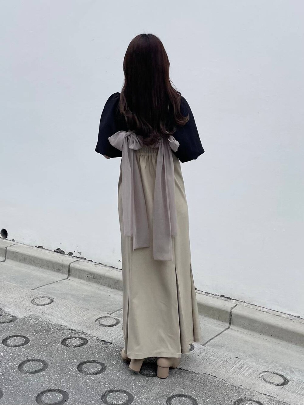 ブラック系のシャツ/ブラウス、ベージュ系のワンピースを着用したレディースの春コーディネートの3枚目の写真