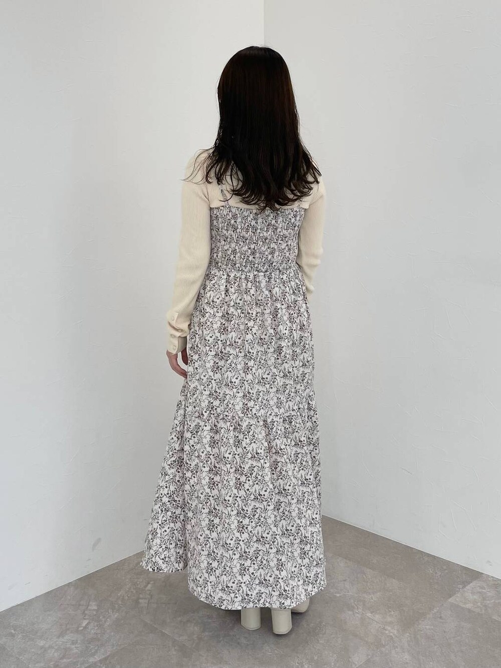 ホワイト系のブーツ、ホワイト系のニット/セーター、ホワイト系のハンドバッグを着用したレディースの冬コーディネートの3枚目の写真