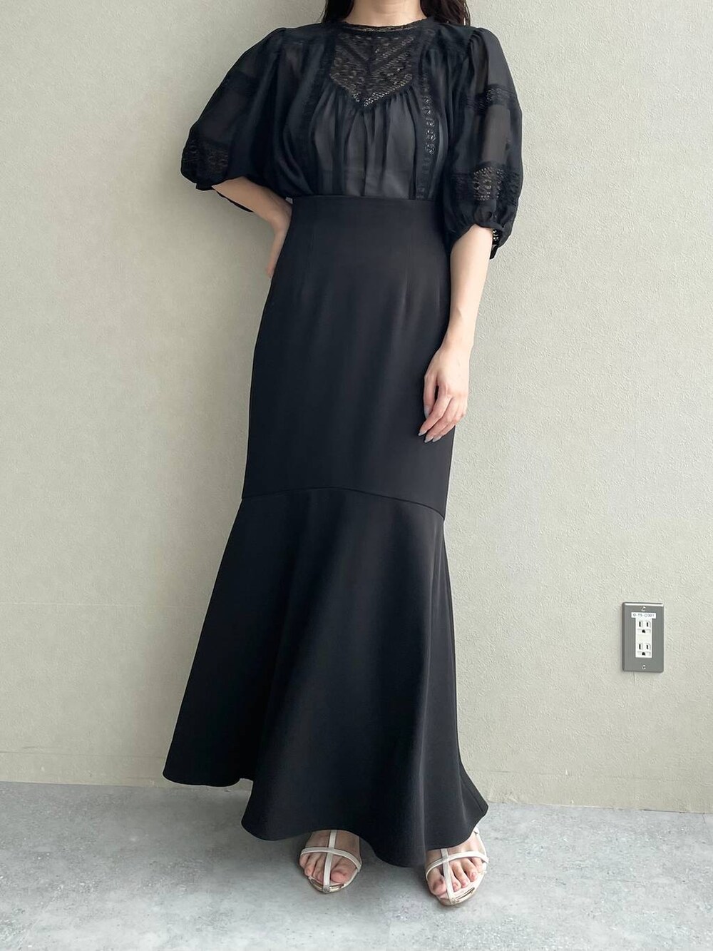 ブラック系のシャツ/ブラウス、ピンク系のトートバッグ、ブラック系のスカートを着用したレディースの夏コーディネートの7枚目の写真