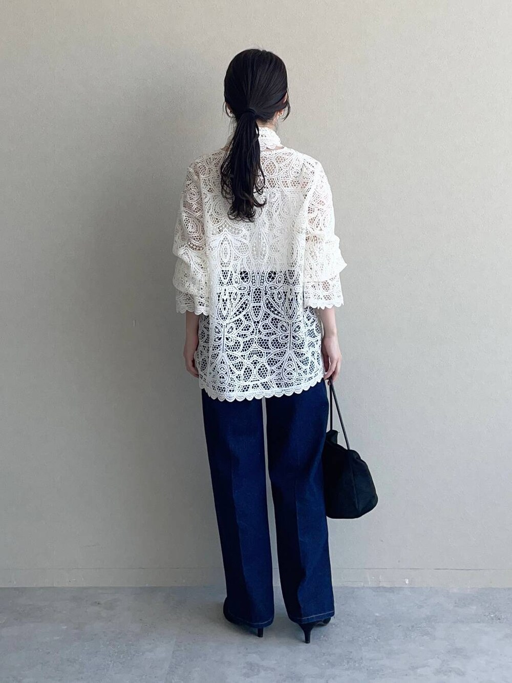 ホワイト系のシャツ/ブラウス、ブルー系のデニムパンツ、ブラック系のパンプスを着用したレディースの秋コーディネートの2枚目の写真