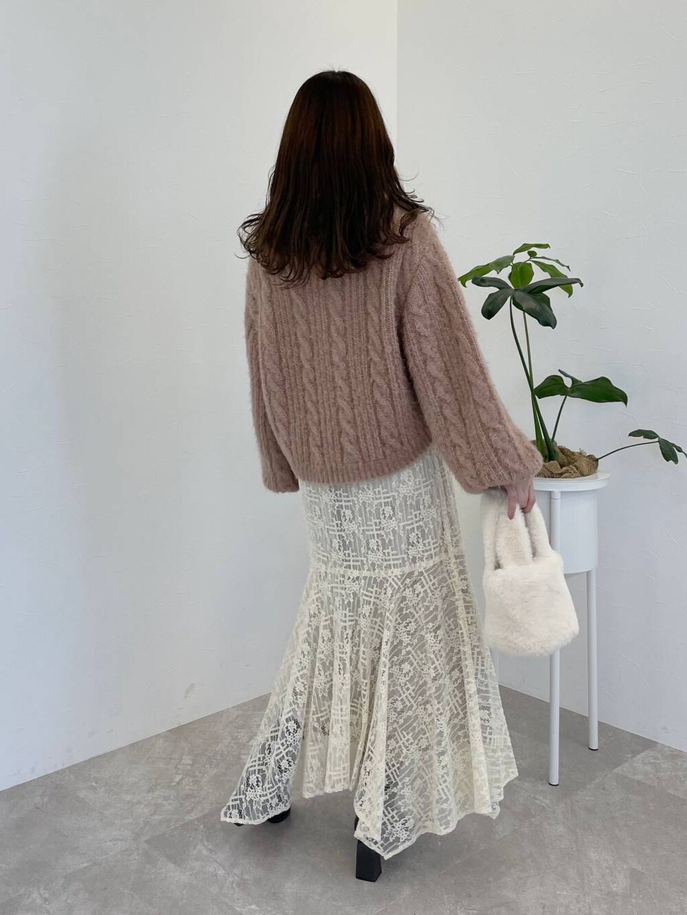 ホワイト系のチェスターコート、グレー系のブーツ、ホワイト系のスカートを着用したレディースの秋コーディネートの5枚目の写真