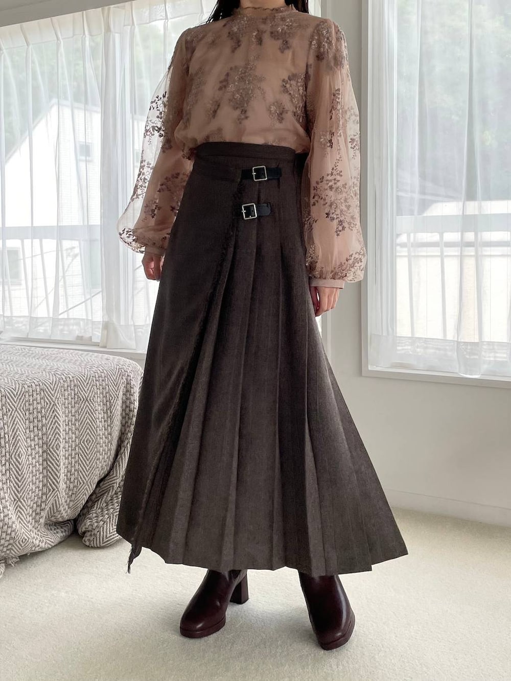 ピンク系のシャツ/ブラウス、ブラウン系のブーツ、ホワイト系のショルダーバッグを着用したレディースの冬コーディネートの4枚目の写真