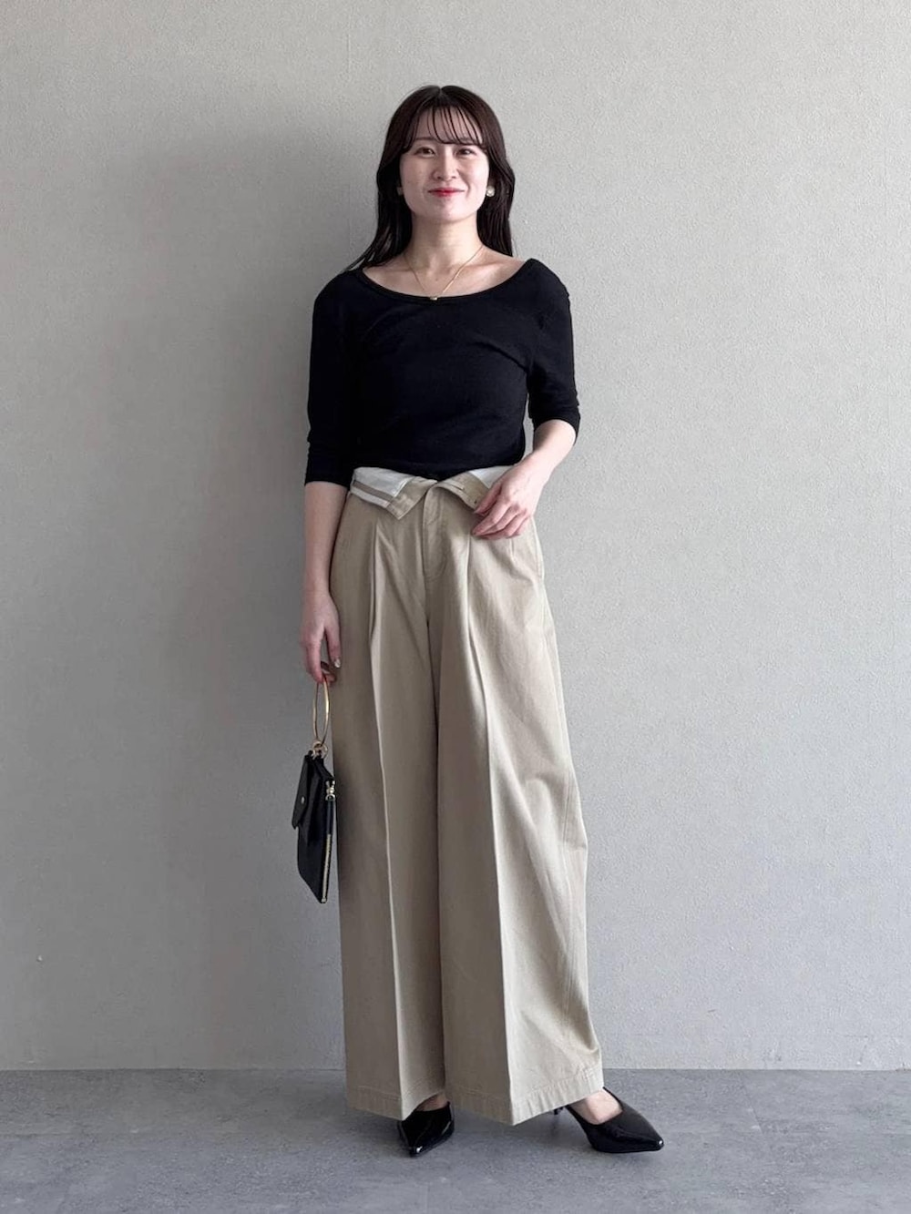 ブルー系のテーラードジャケット、ブラック系のサンダル、ブラック系のショルダーバッグを着用したレディースの春コーディネートの4枚目の写真