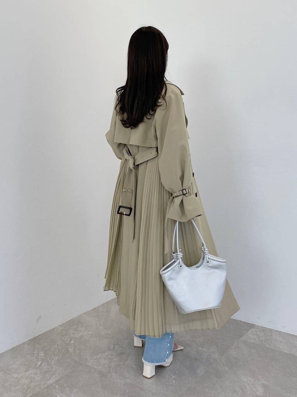 ホワイト系のシャツ/ブラウス、シルバー系のハンドバッグ、ホワイト系のブーツを着用したレディースの冬コーディネートの2枚目の写真