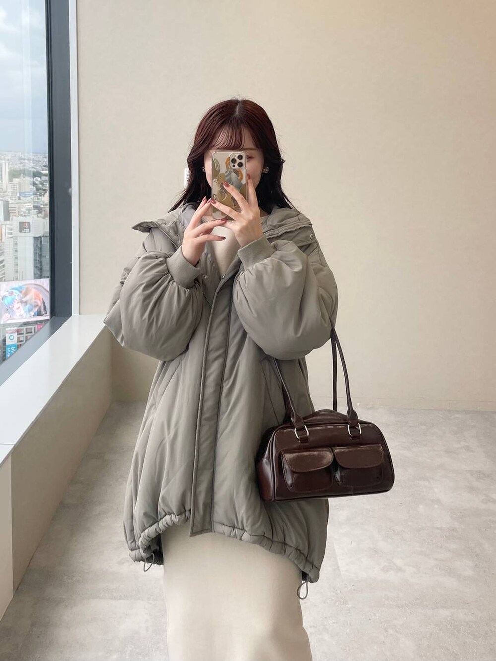 ホワイト系のブーツ、ホワイト系のニット/セーター、ホワイト系のスカートを着用したレディースの秋コーディネートの3枚目の写真