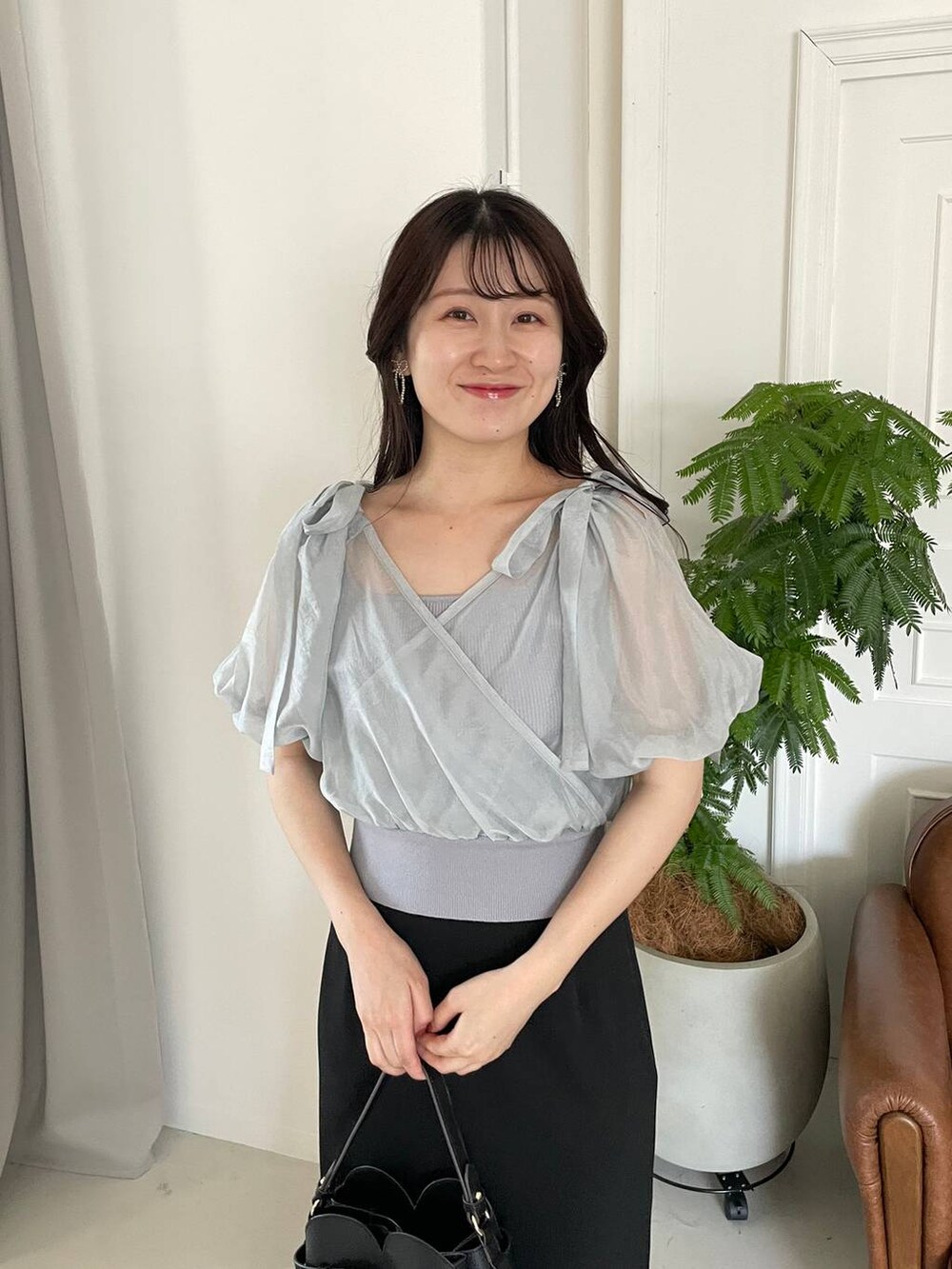 ブルー系のTシャツ/カットソー、ブラック系のショルダーバッグ、ブラック系のサンダルを着用したレディースの夏コーディネートの4枚目の写真