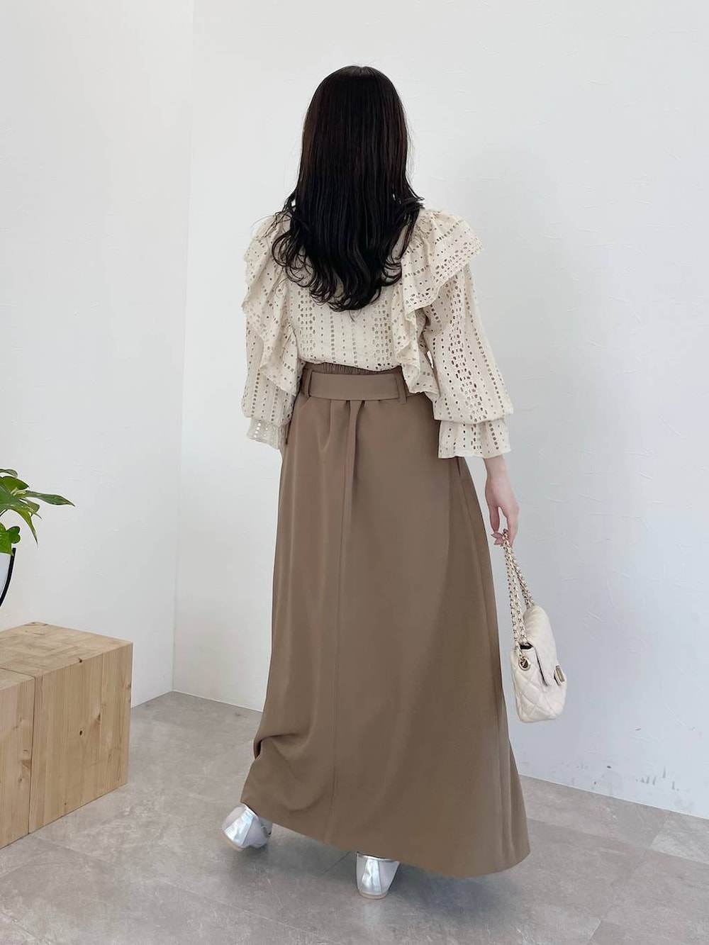 ホワイト系のシャツ/ブラウス、ホワイト系のショルダーバッグ、ブラウン系のジャンパースカートを着用したレディースの冬コーディネートの2枚目の写真