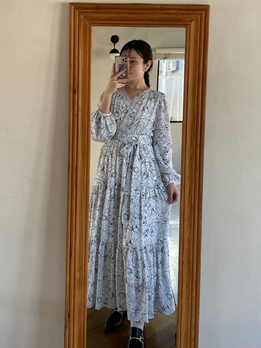 ブラック系のローファー、ホワイト系のワンピース、ホワイト系のタンクトップを着用したレディースの冬コーディネートの4枚目の写真