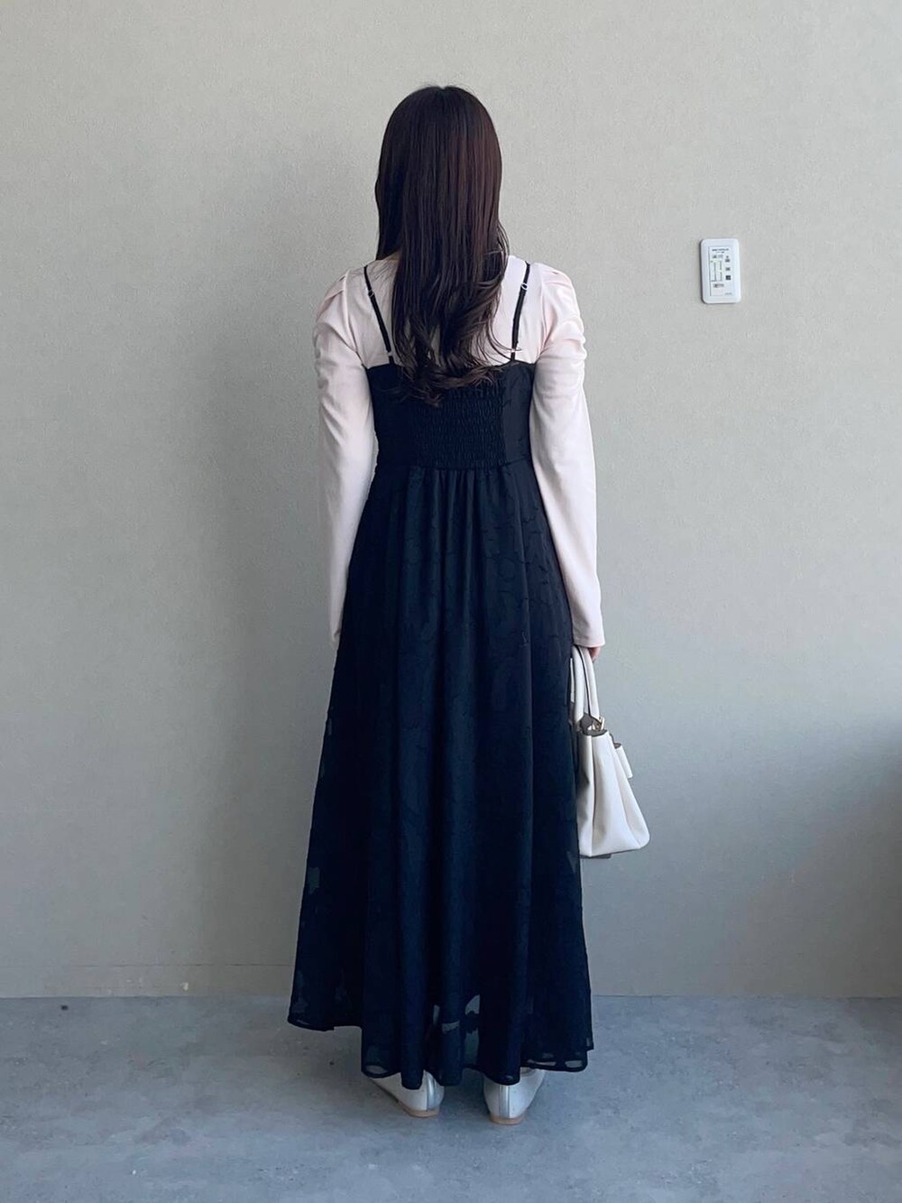 ホワイト系のショルダーバッグ、シルバー系のバレエシューズ、ピンク系のTシャツ/カットソーを着用したレディースの春コーディネートの2枚目の写真