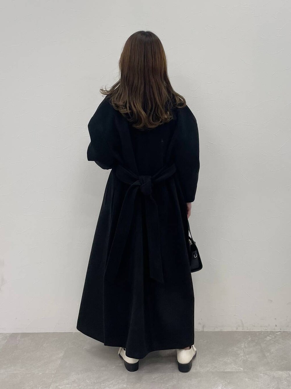 ブラック系のボストンバッグ、ホワイト系のその他シューズ、ピンク系のニット/セーターを着用したレディースの秋コーディネートの2枚目の写真