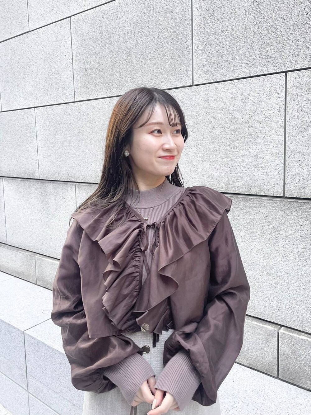 ホワイト系のスカート、ブラウン系のシャツ/ブラウスを着用したレディースの秋コーディネートの3枚目の写真