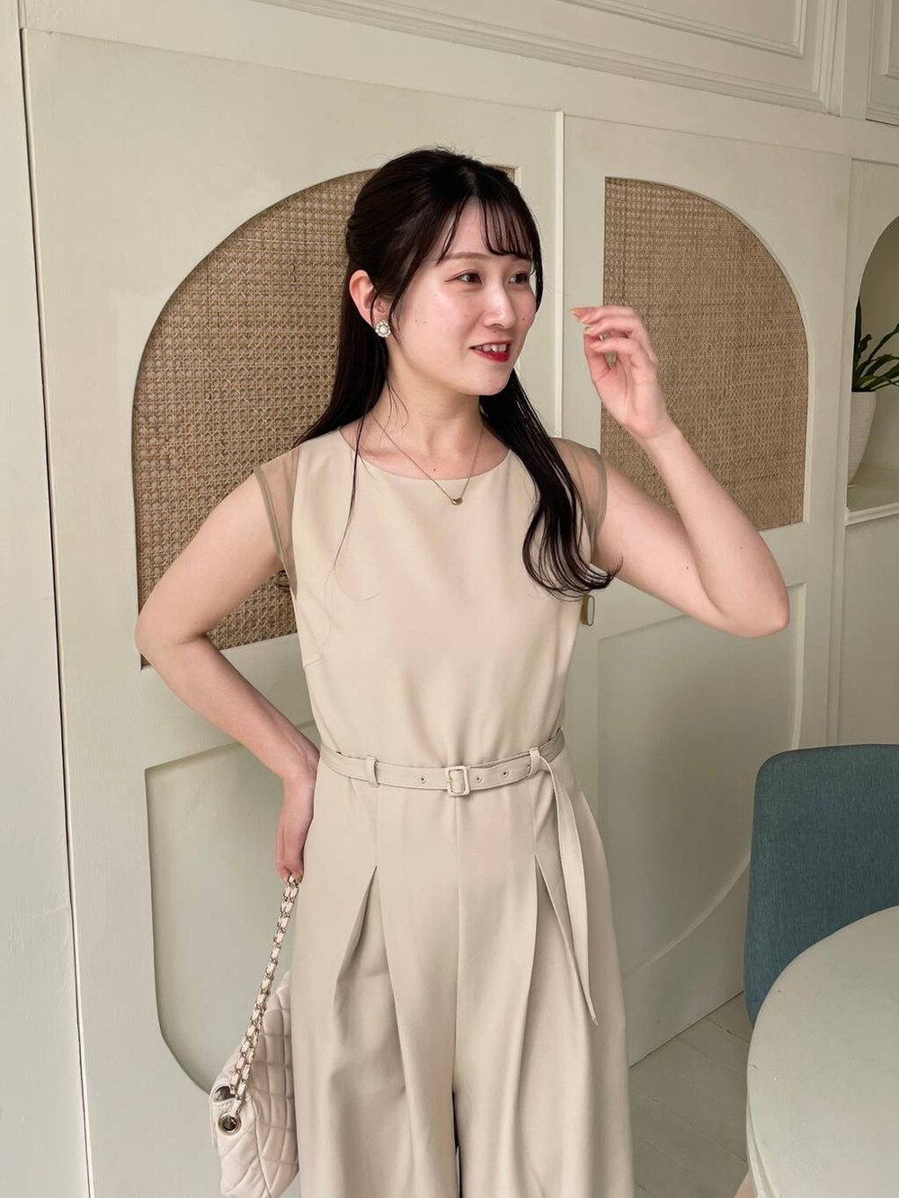 ベージュ系のパンプス、ホワイト系のショルダーバッグ、ベージュ系のつなぎ/オールインワンを着用したレディースの夏コーディネートの3枚目の写真