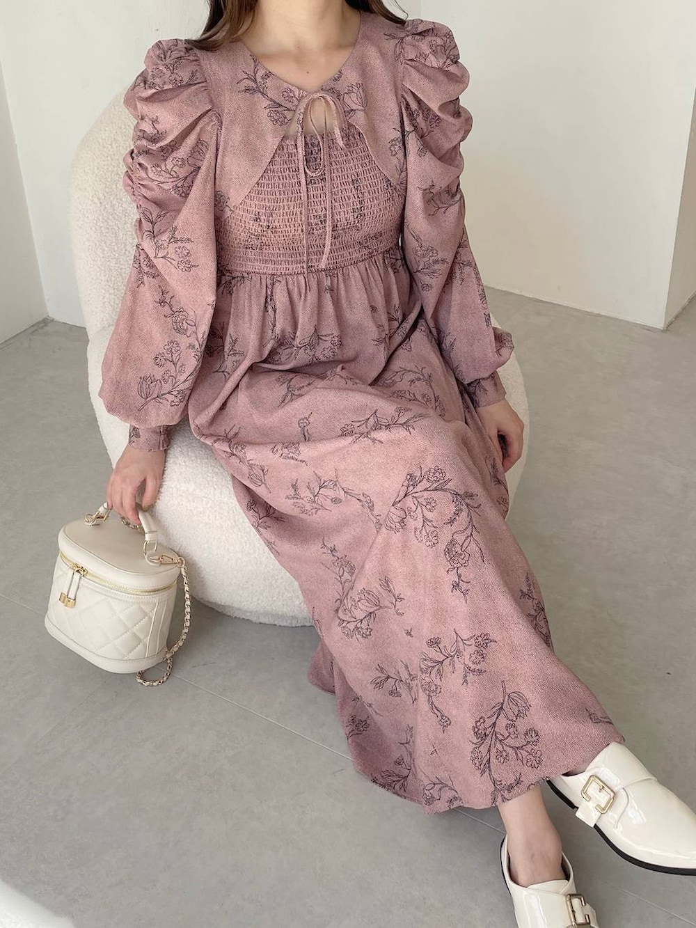 ブラック系のその他シューズ、ホワイト系のショルダーバッグ、ピンク系のワンピースを着用したレディースの夏コーディネートの4枚目の写真