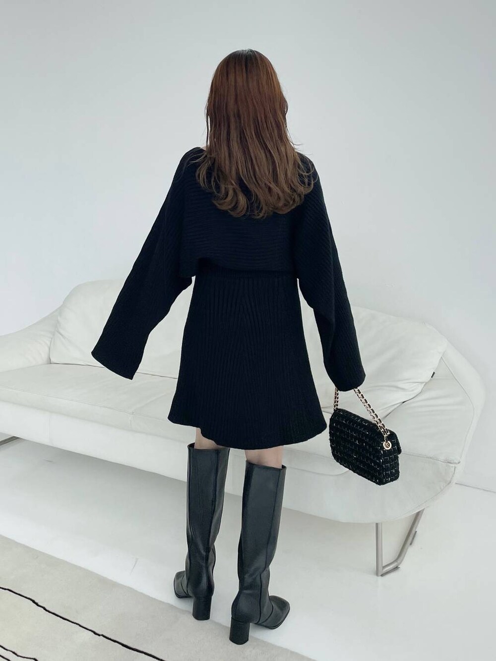 その他のショルダーバッグ、ブラック系のブーツ、ブラウン系のチェスターコートを着用したレディースの秋コーディネートの5枚目の写真