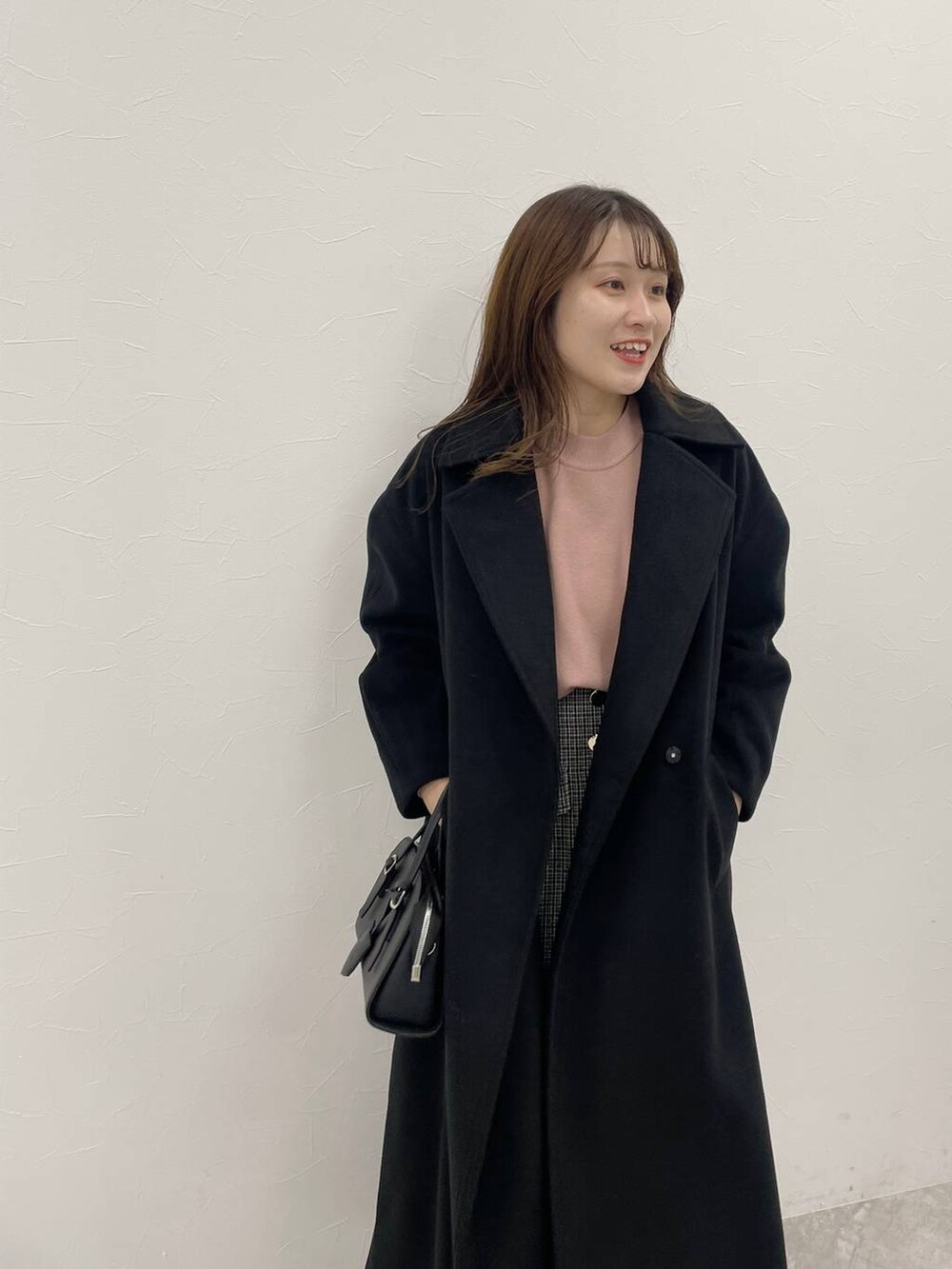 ブラック系のボストンバッグ、ホワイト系のその他シューズ、ピンク系のニット/セーターを着用したレディースの秋コーディネートの3枚目の写真