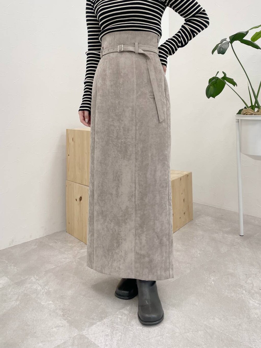 ブラウン系のスカート、グレー系のブーツ、ブラック系のニット/セーターを着用したレディースの冬コーディネートの5枚目の写真