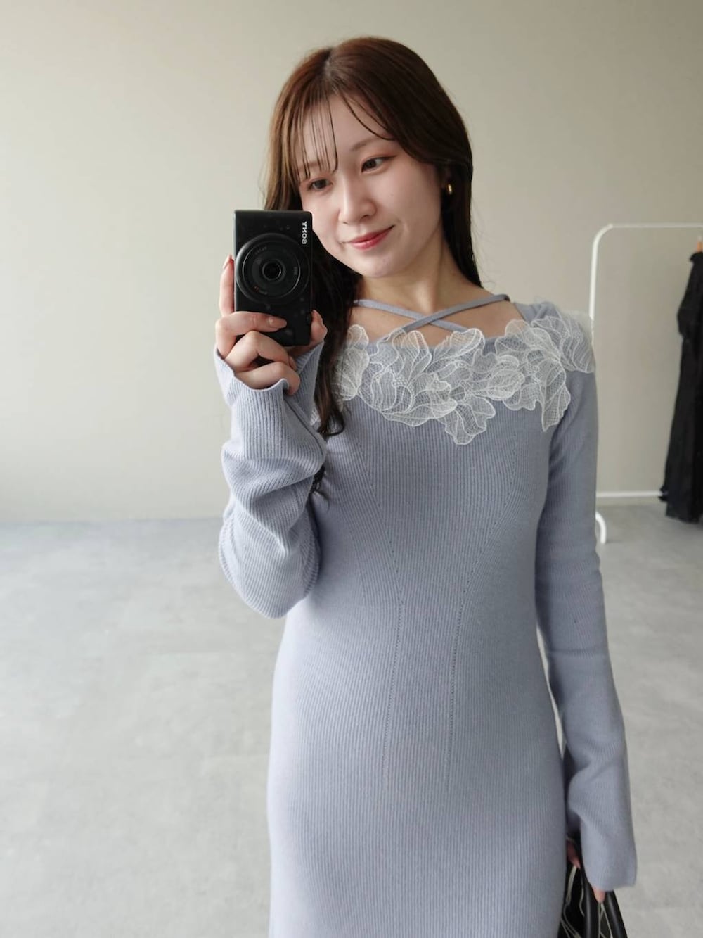 ブルー系のワンピース、ブラック系のショルダーバッグ、ブラック系のサンダルを着用したレディースの秋コーディネートの4枚目の写真