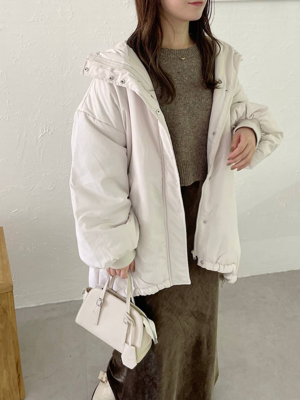 ホワイト系のブルゾン、ホワイト系のボストンバッグ、ホワイト系のその他シューズを着用したレディースの秋コーディネートの4枚目の写真