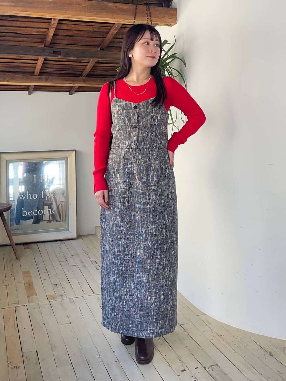 ブラック系のピーコート、ブラウン系のブーツ、レッド系のニット/セーターを着用したレディースの秋コーディネートの3枚目の写真