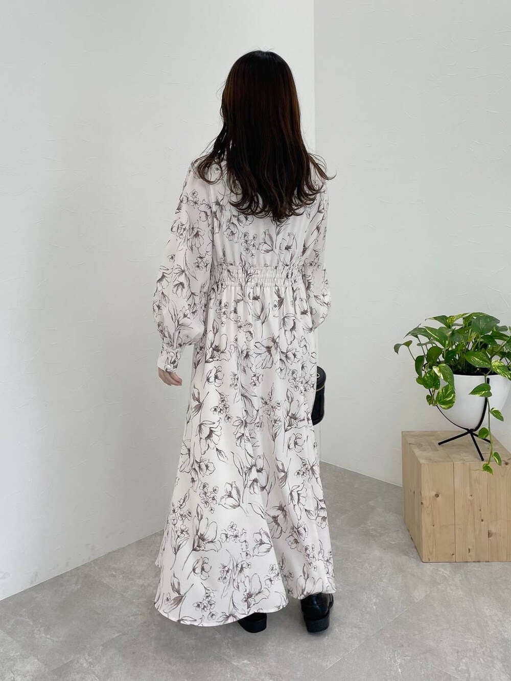 ブラック系のローファー、ブラック系のショルダーバッグ、ピンク系のワンピースを着用したレディースの冬コーディネートの2枚目の写真